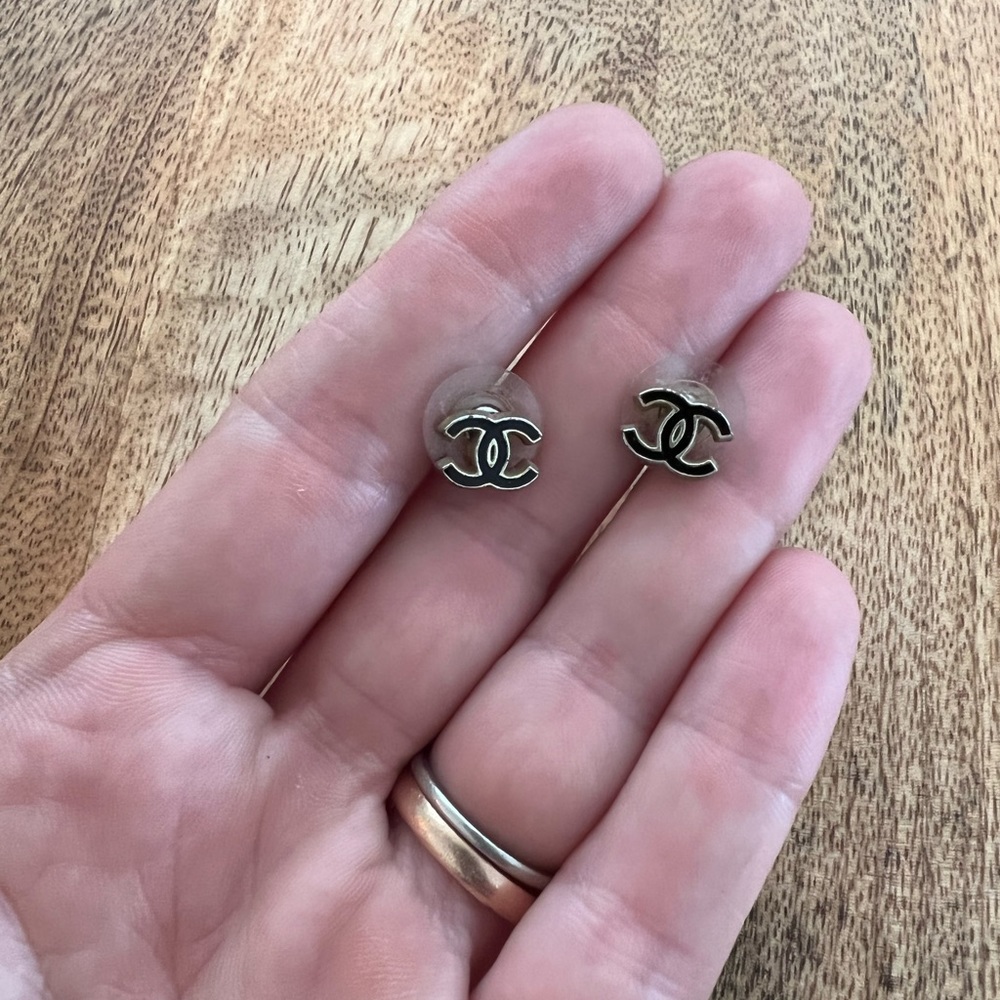 CHANEL BLACK ENAMEL CC STUD EARRINGS